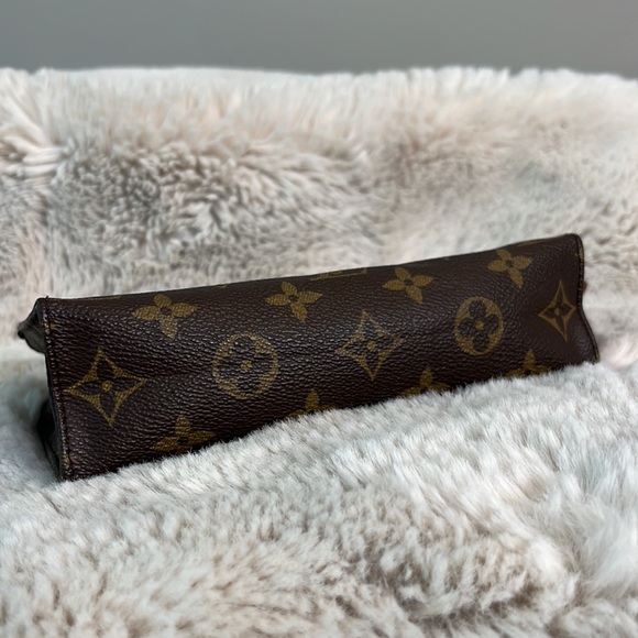 Louis Vuitton LV - Picture 9 of 12